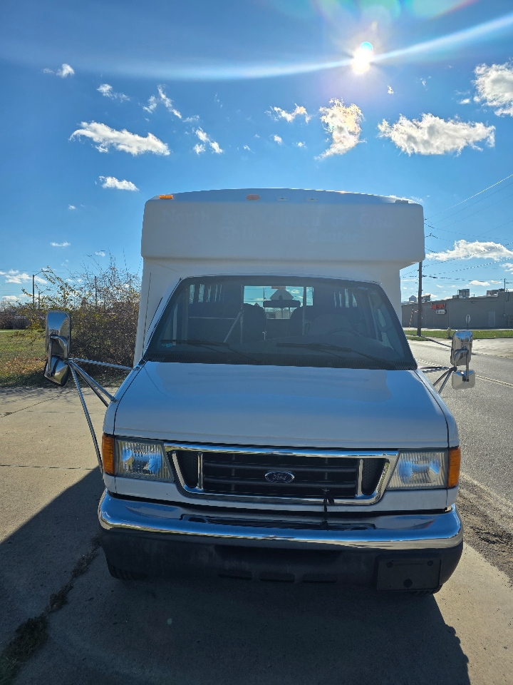 2005 Ford E-450 photo 3