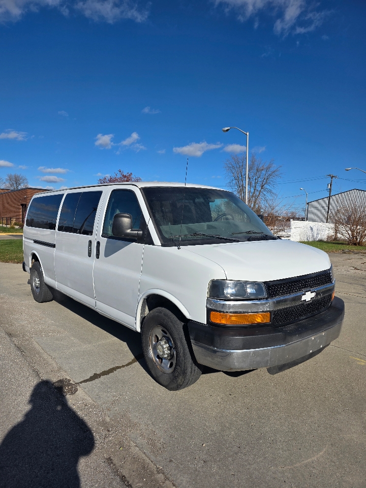 2008 Chevrolet Express 3500 photo 2