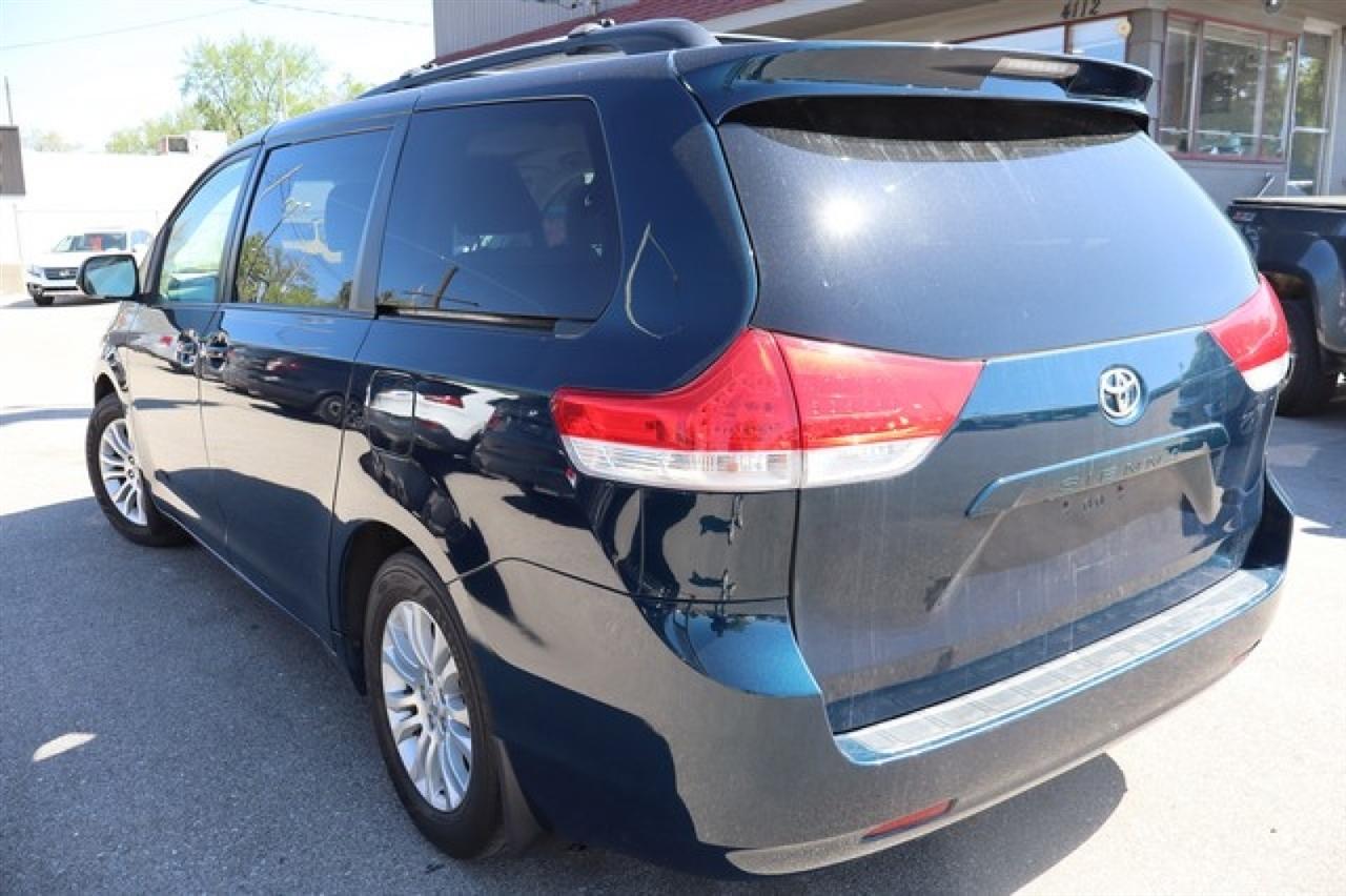 Toyota Sienna  2011