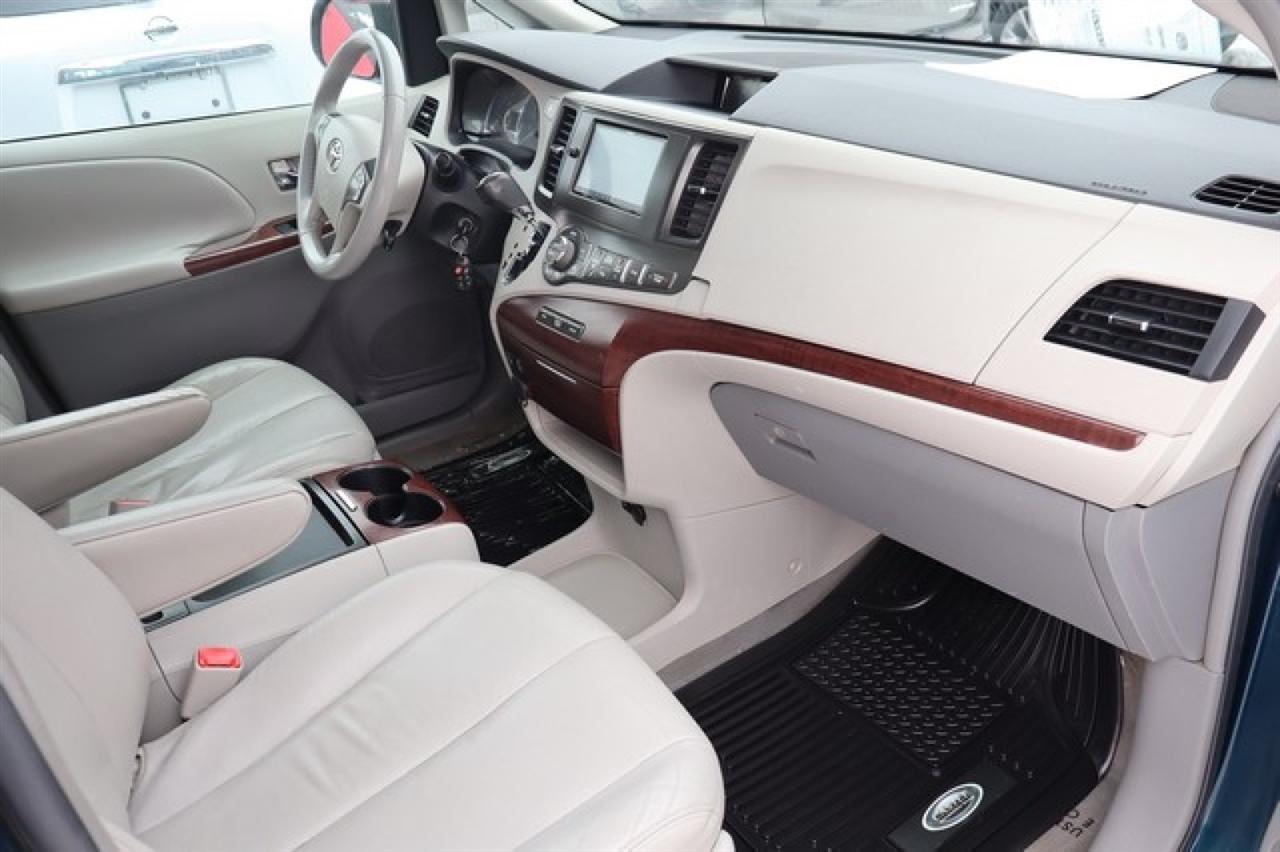 Toyota Sienna  2011