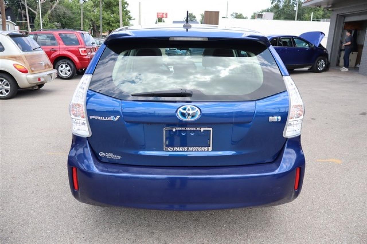 Toyota Prius V  2014