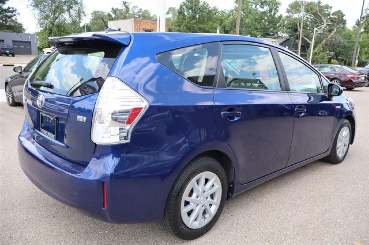 Toyota Prius V  2014