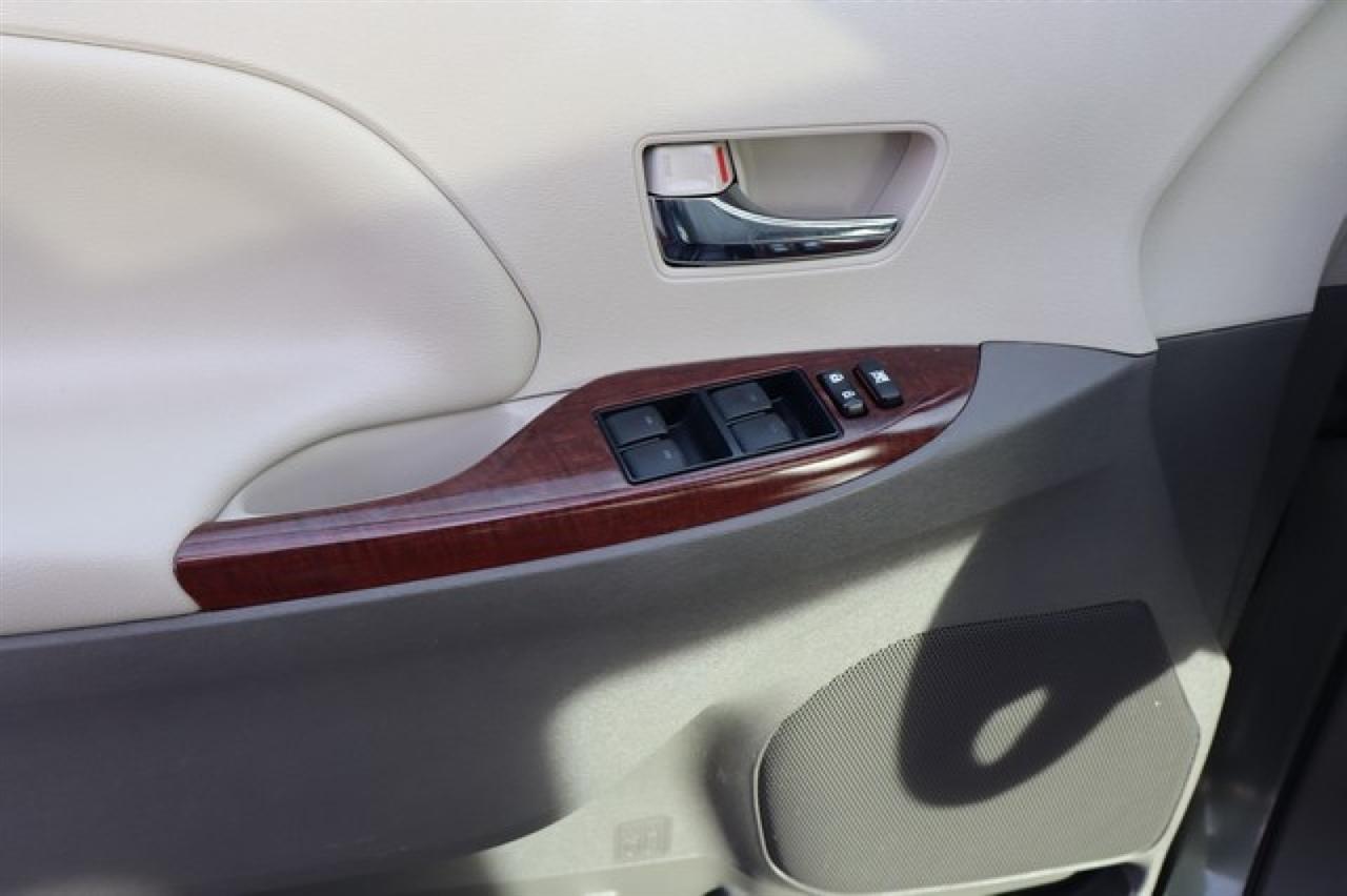 Toyota Sienna  2011