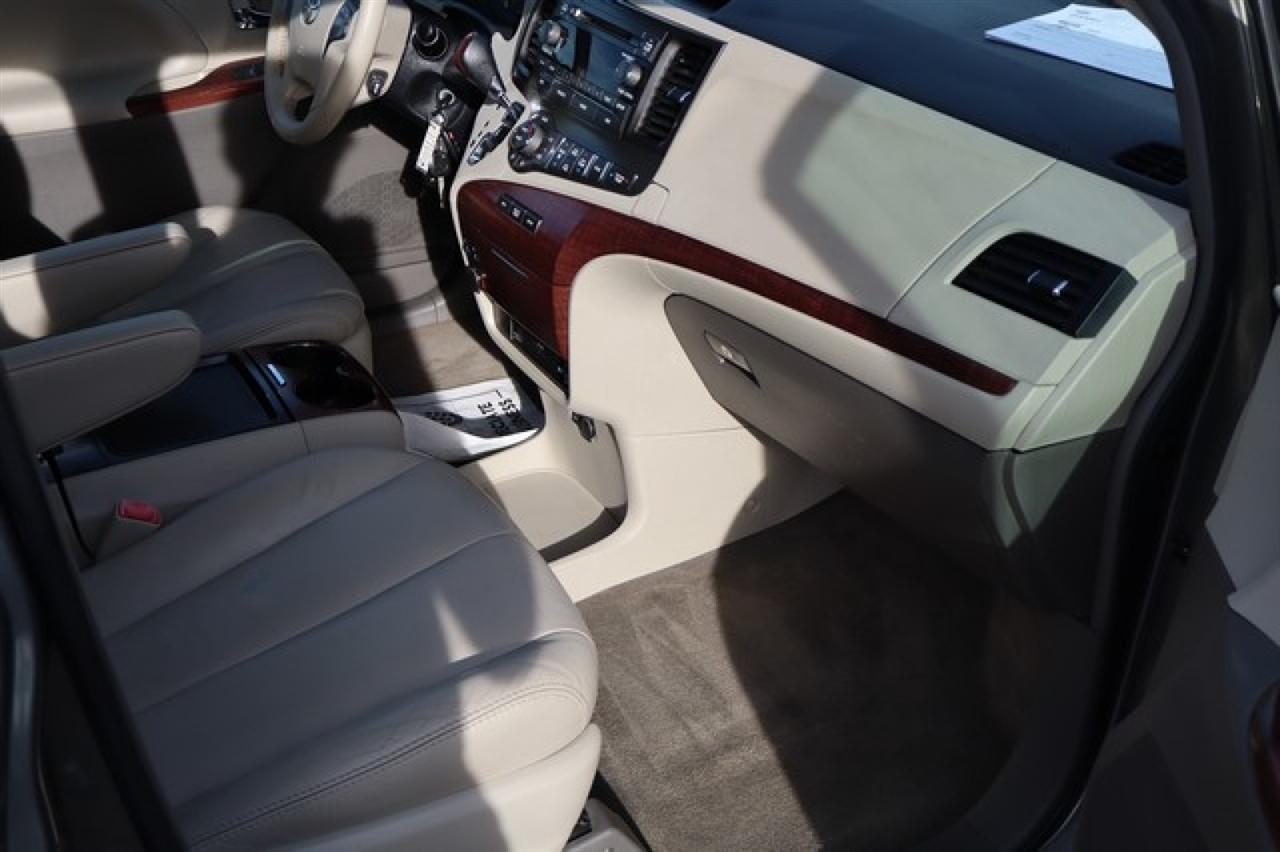 Toyota Sienna  2011