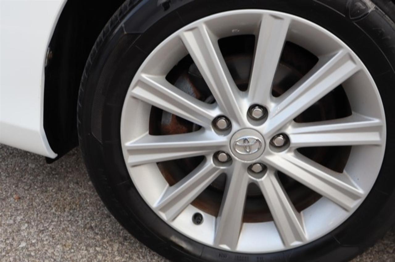 Toyota Camry Hybrid  2012