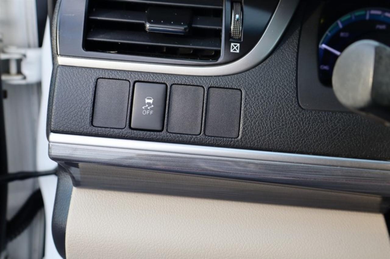 Toyota Camry Hybrid  2012