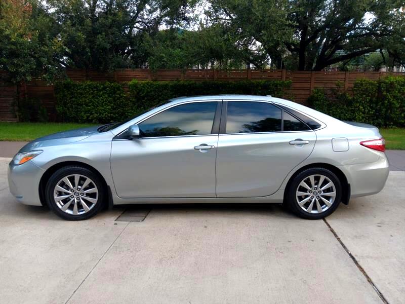 2015 Toyota Camry XLE photo 2