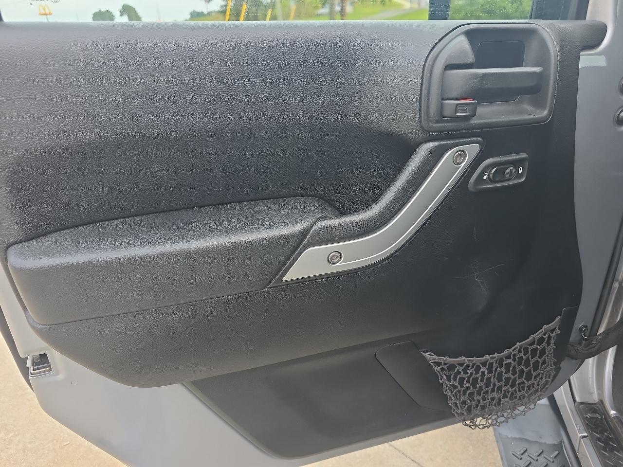 Jeep Wrangler Unlimited 4WD 4dr Sahara 2013