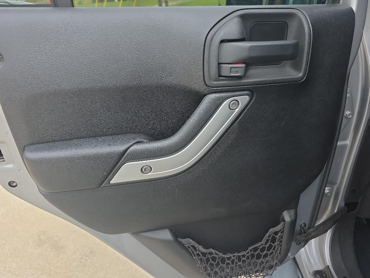 Jeep Wrangler Unlimited 4WD 4dr Sahara 2013
