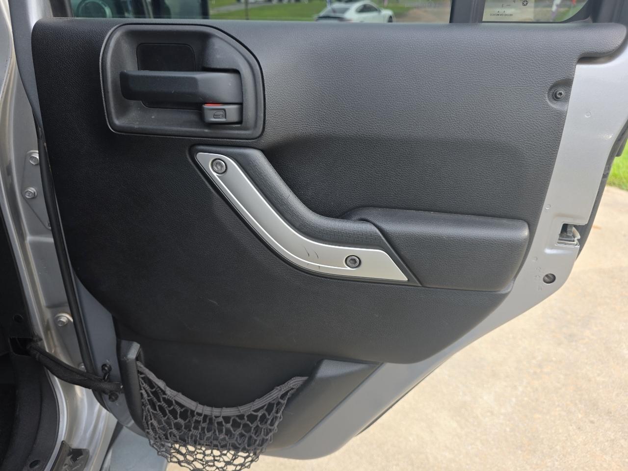 Jeep Wrangler Unlimited 4WD 4dr Sahara 2013