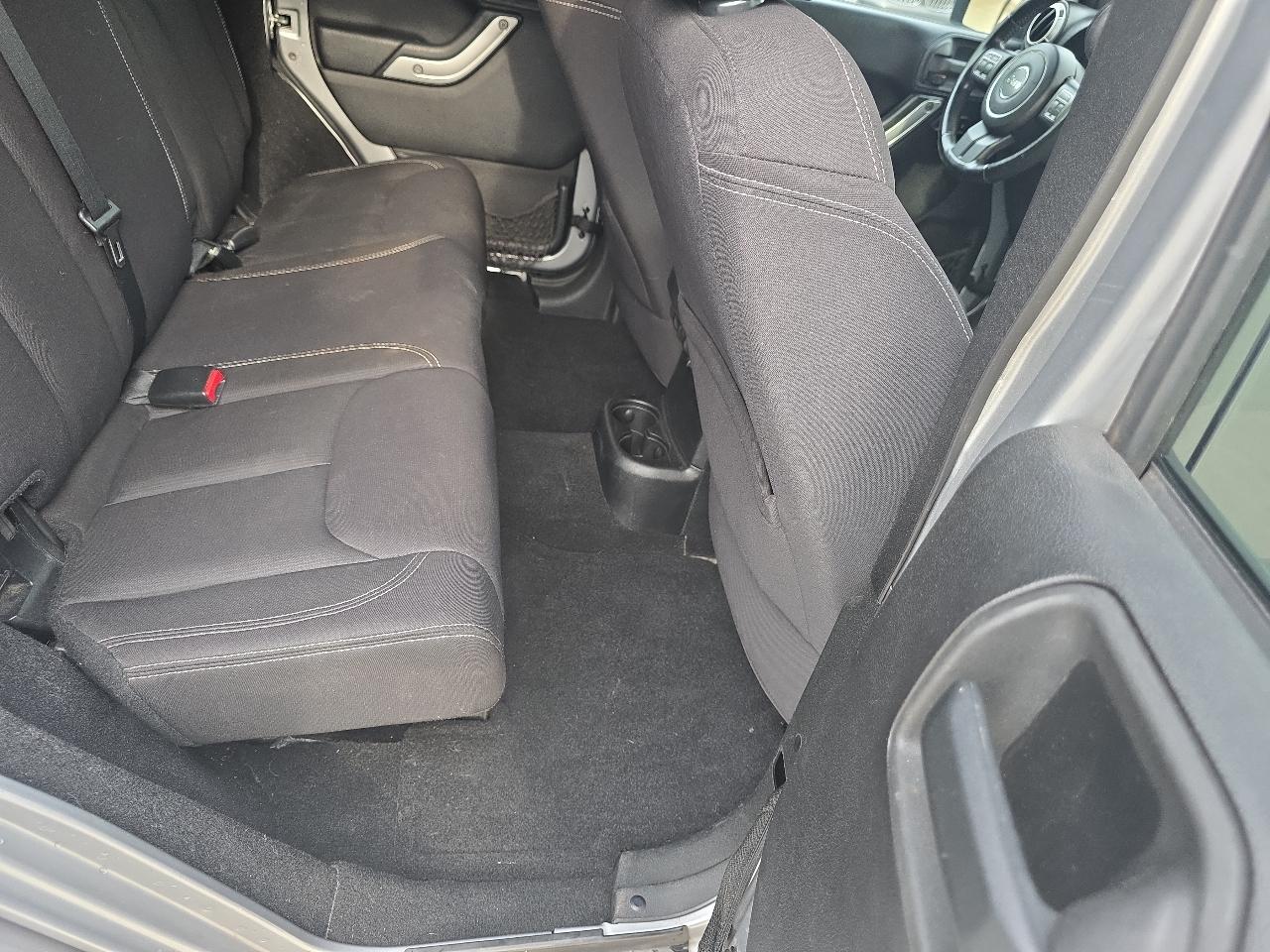 Jeep Wrangler Unlimited 4WD 4dr Sahara 2013