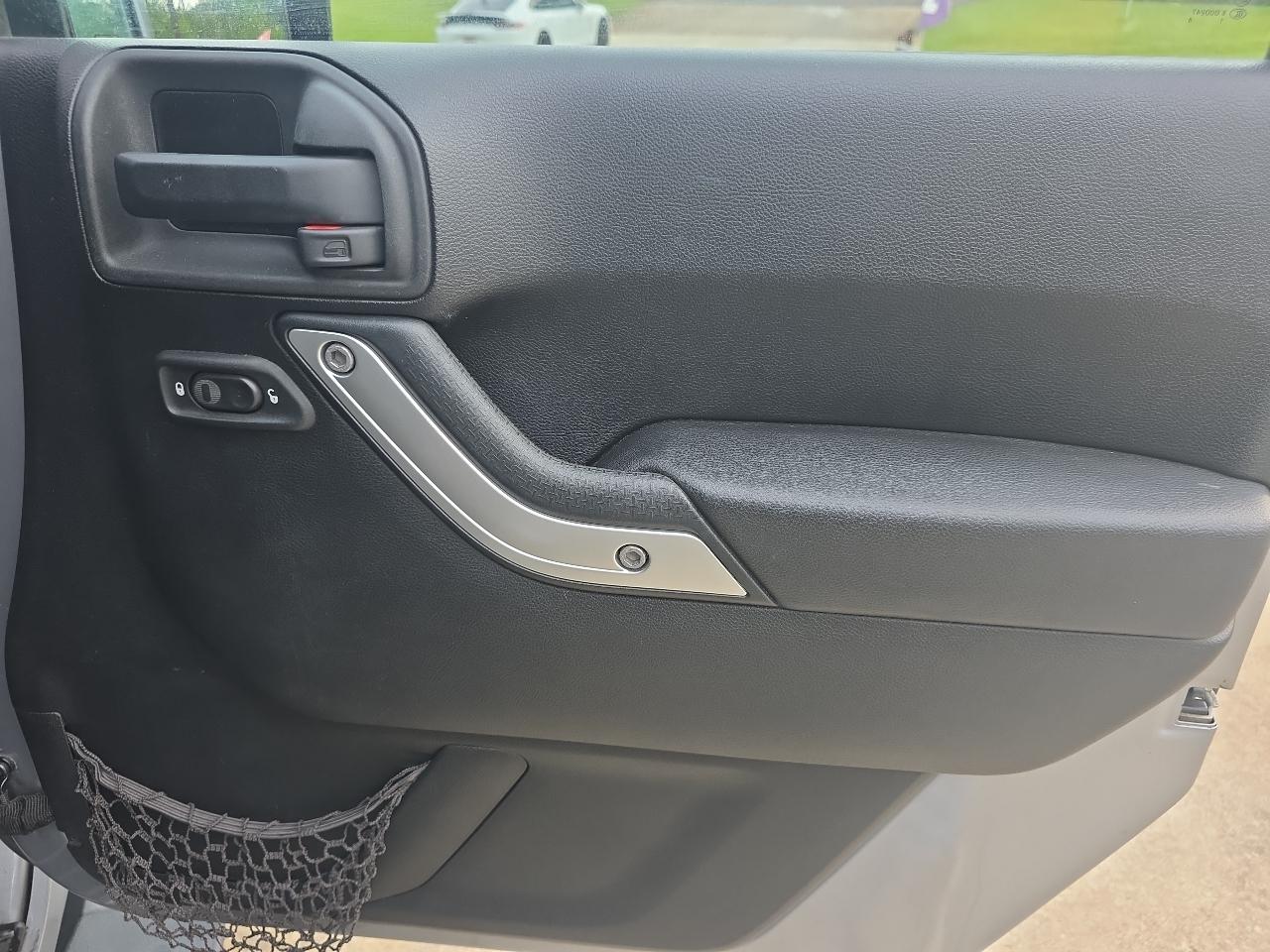Jeep Wrangler Unlimited 4WD 4dr Sahara 2013