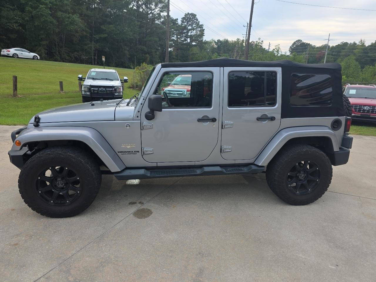 Jeep Wrangler Unlimited 4WD 4dr Sahara 2013