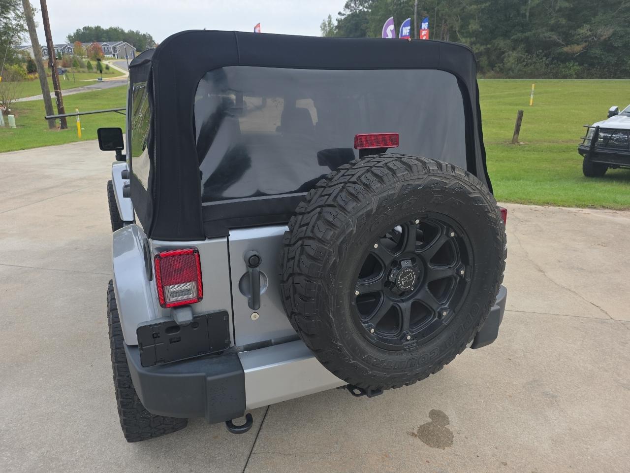 Jeep Wrangler Unlimited 4WD 4dr Sahara 2013