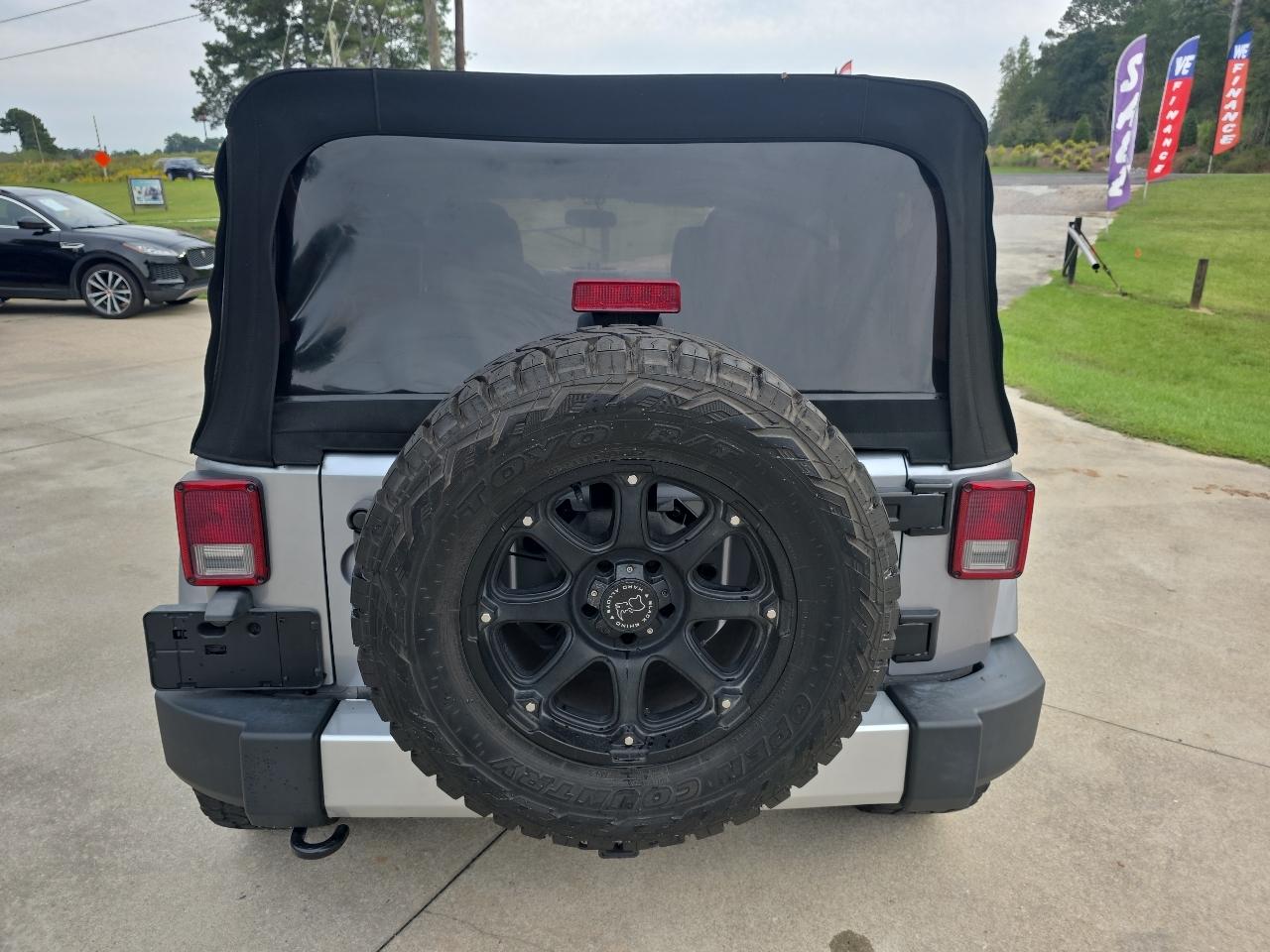 Jeep Wrangler Unlimited 4WD 4dr Sahara 2013