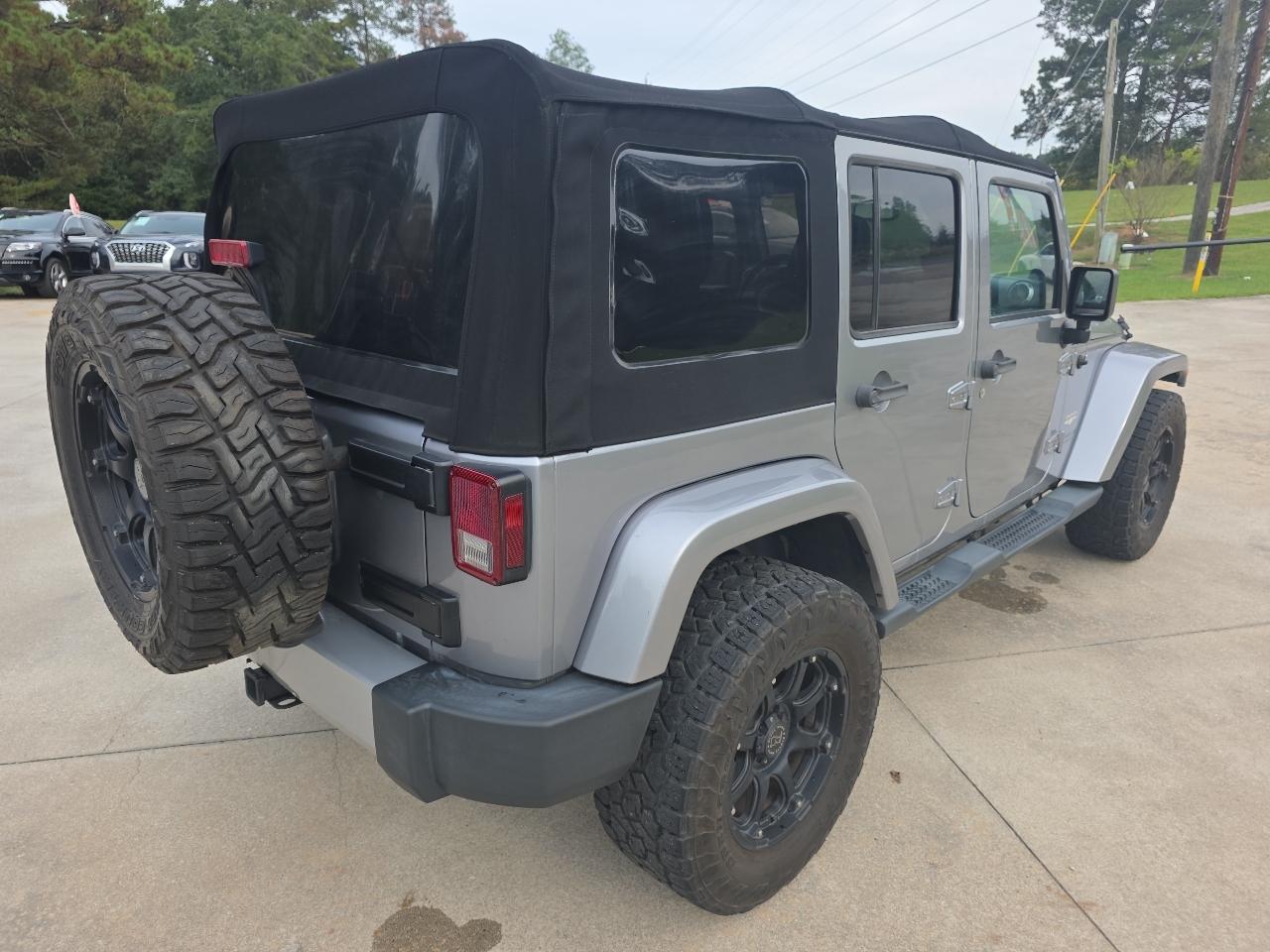 Jeep Wrangler Unlimited 4WD 4dr Sahara 2013