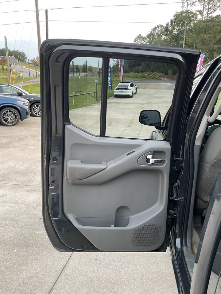 Nissan Frontier 2WD Crew Cab SWB Auto SV 2015
