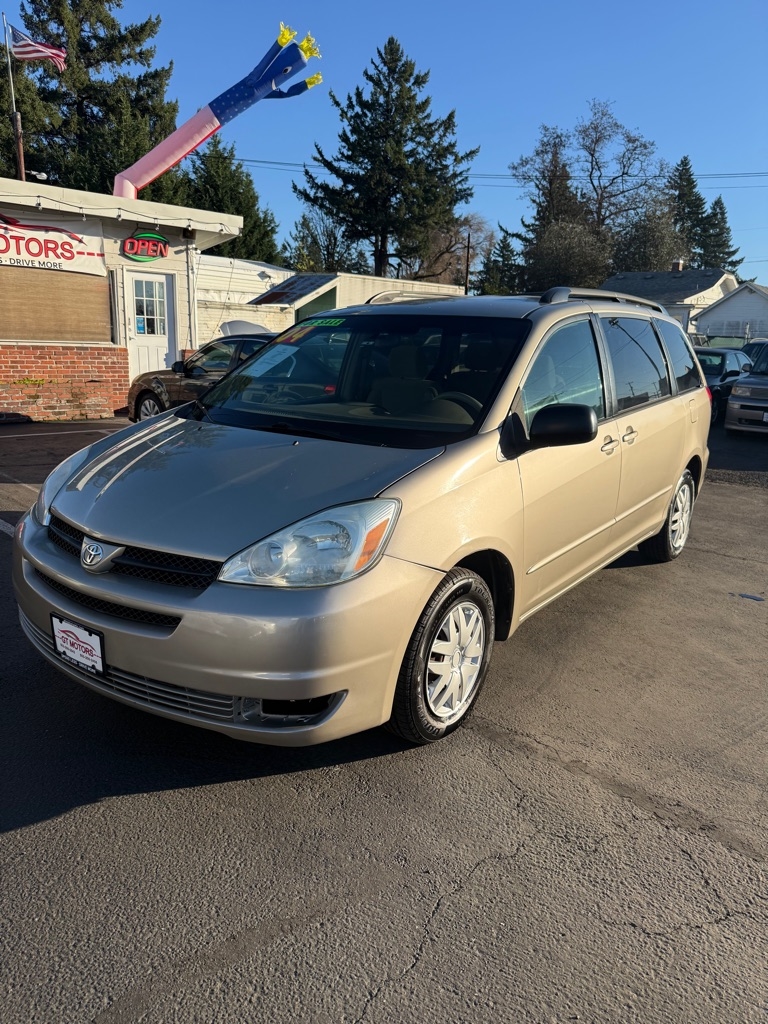 2004 Toyota Sienna CE's photo