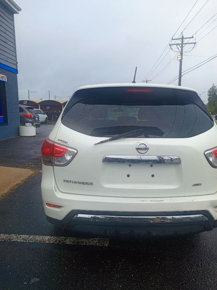 2015 Nissan Pathfinder S photo 2