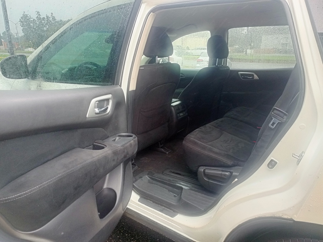2015 Nissan Pathfinder S photo 3