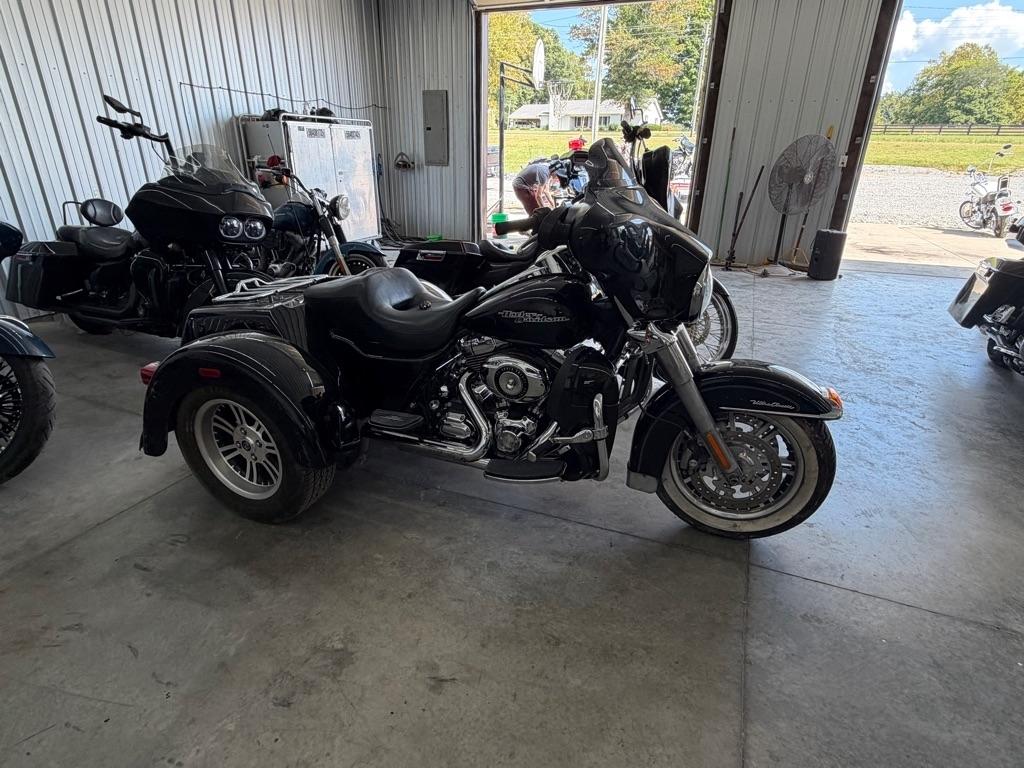 Harley-Davidson FLHXXX  2011