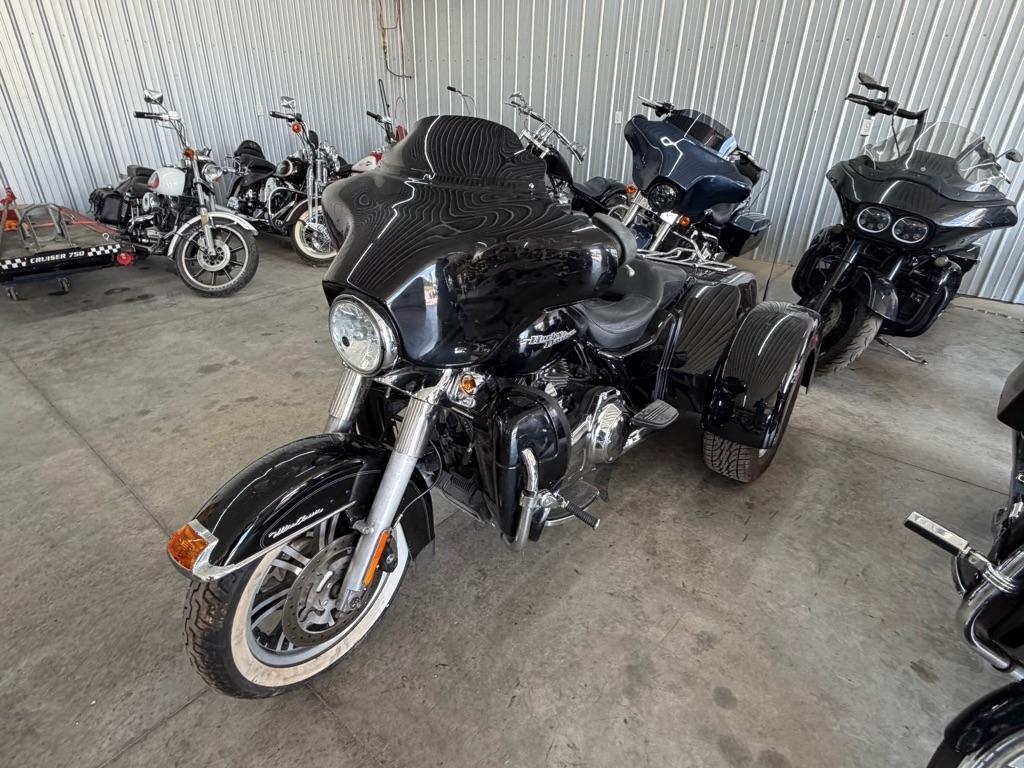 Harley-Davidson FLHXXX  2011