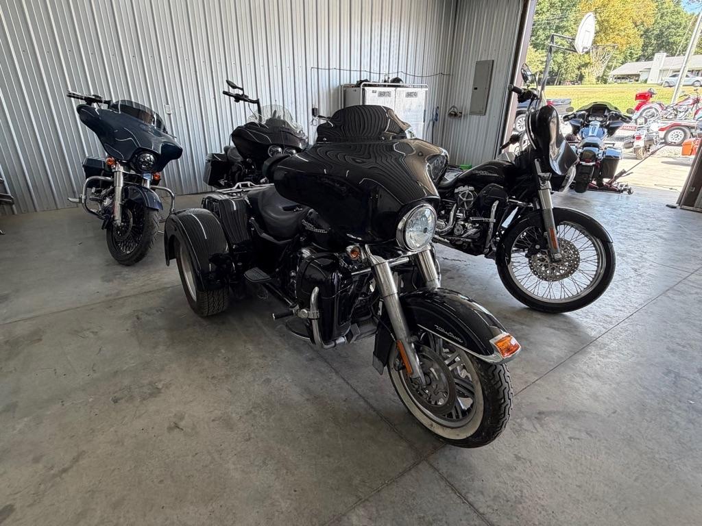 Harley-Davidson FLHXXX  2011