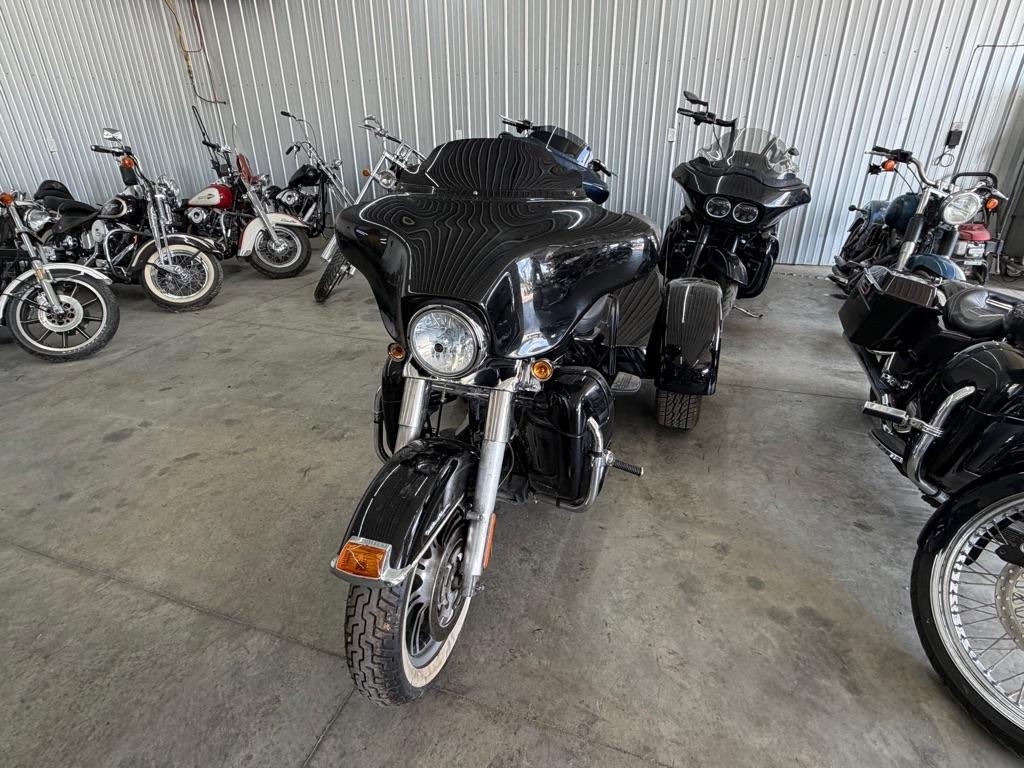 Harley-Davidson FLHXXX  2011