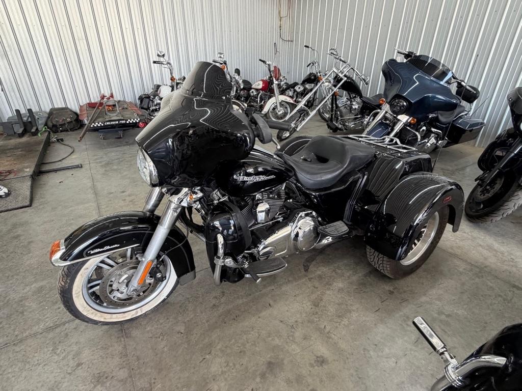 Harley-Davidson FLHXXX  2011