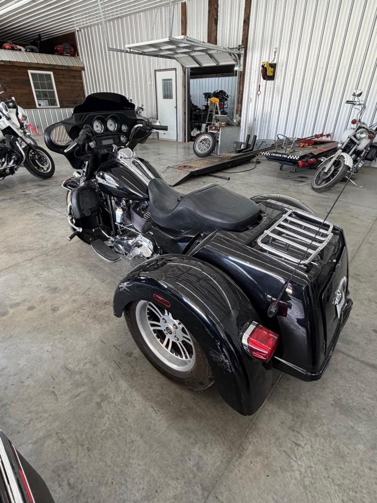Harley-Davidson FLHXXX  2011