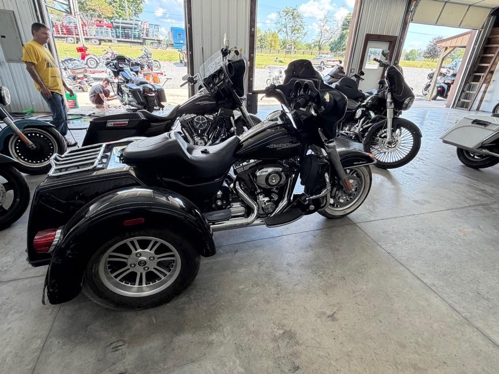 Harley-Davidson FLHXXX  2011
