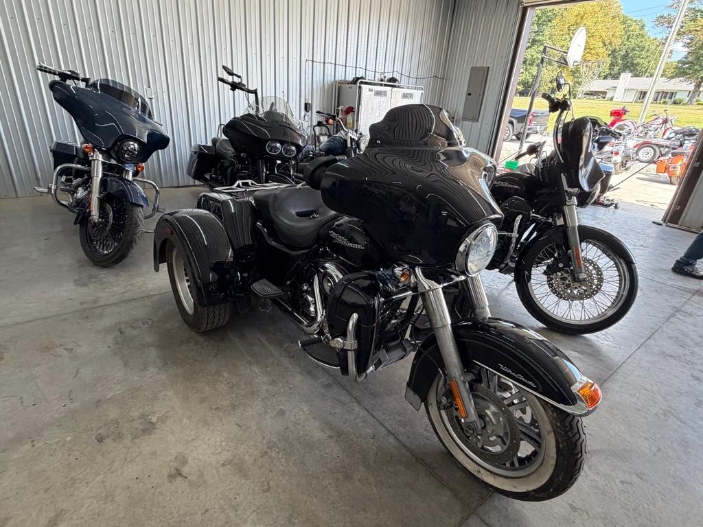Harley-Davidson FLHXXX  2011