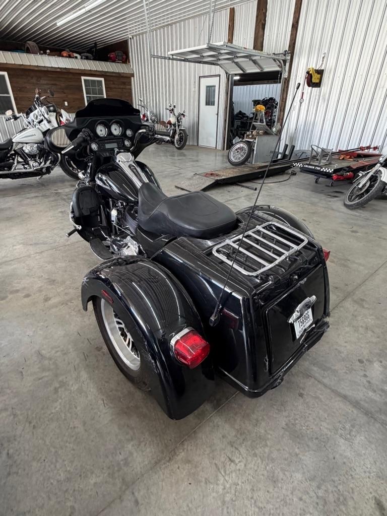 Harley-Davidson FLHXXX  2011
