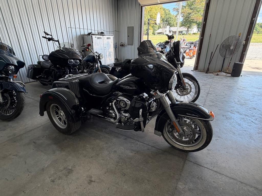 Harley-Davidson FLHXXX  2011