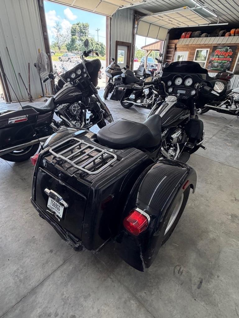 Harley-Davidson FLHXXX  2011