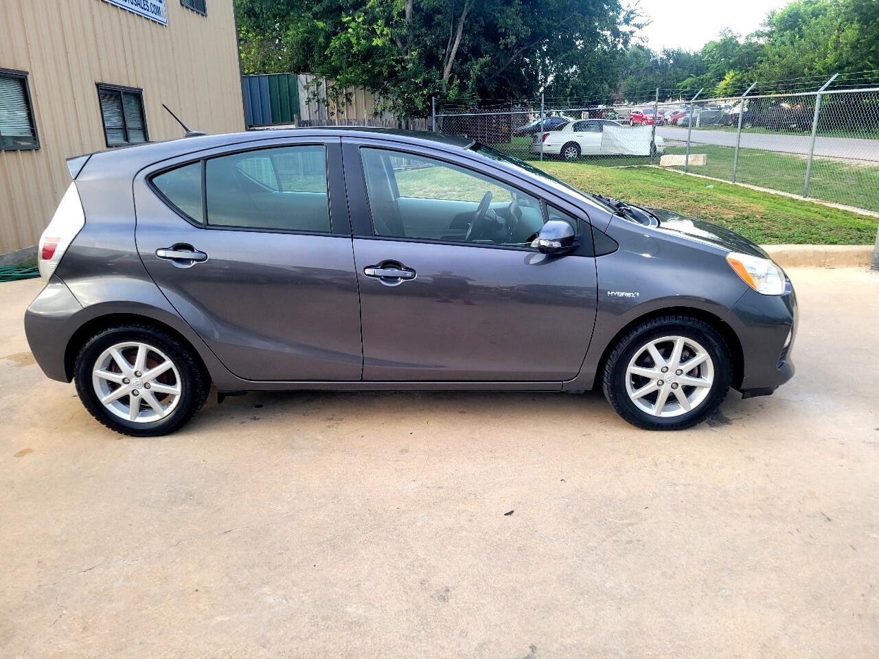 2014 Toyota Prius C One photo 2