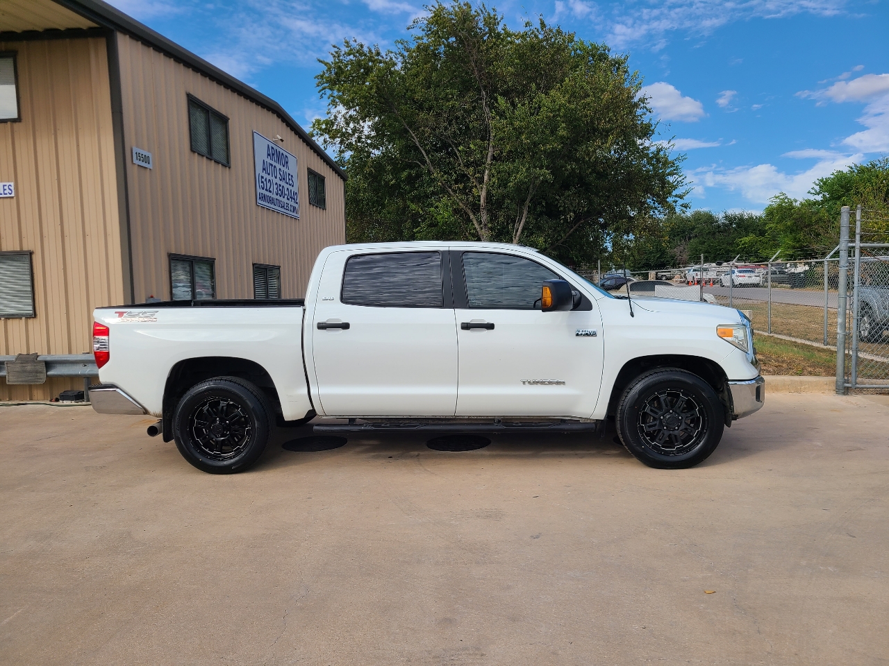 2014 Toyota Tundra CrewMax SR5 photo 2