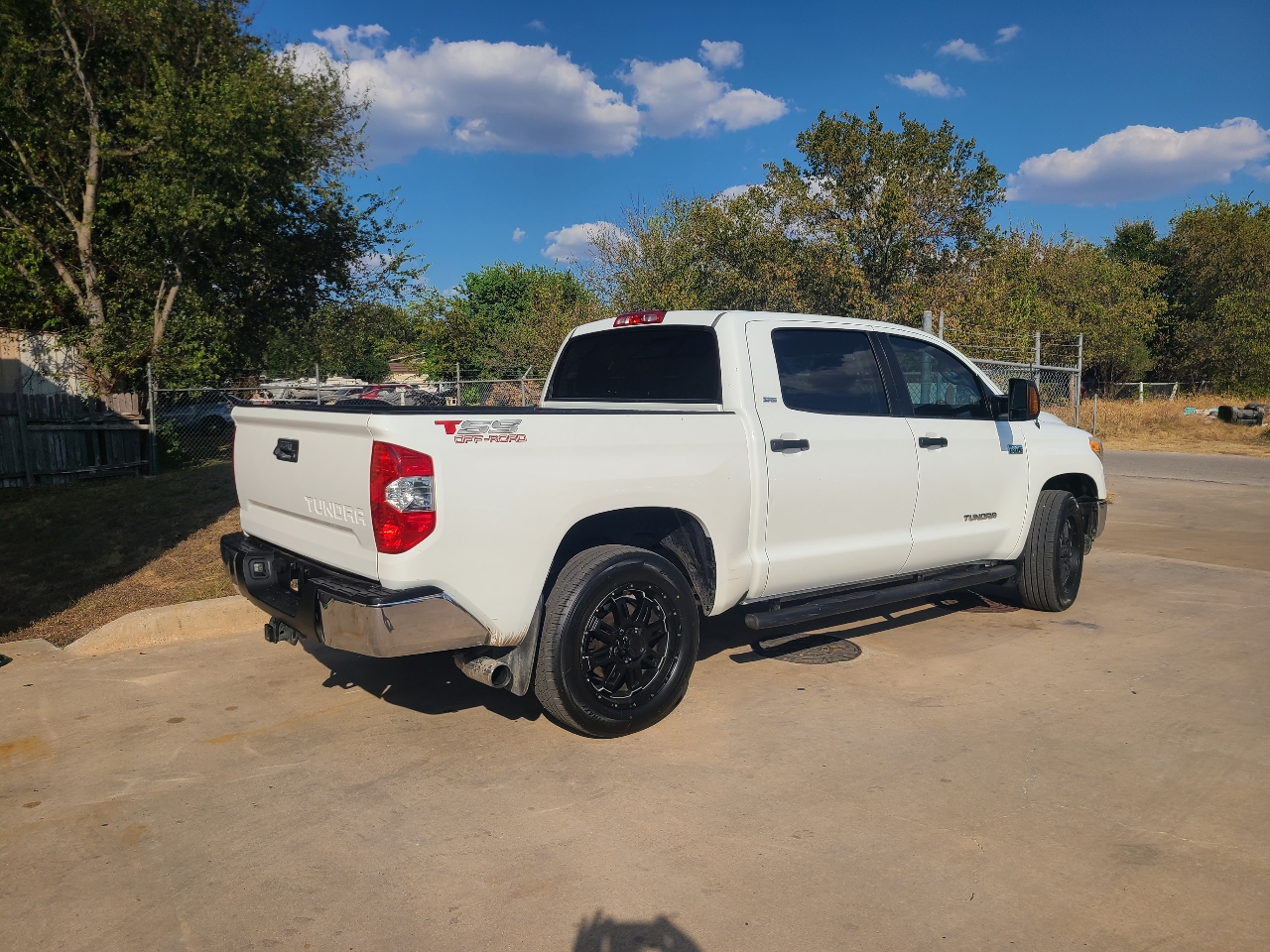 2014 Toyota Tundra CrewMax SR5 photo 3