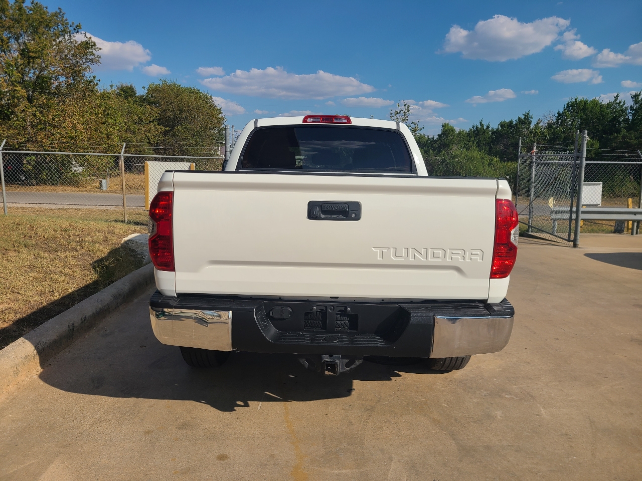 2014 Toyota Tundra CrewMax SR5 photo 4