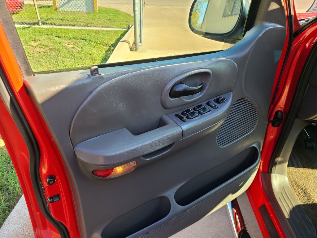 Ford F-150 SuperCrew Crew Cab 139" XLT 2001