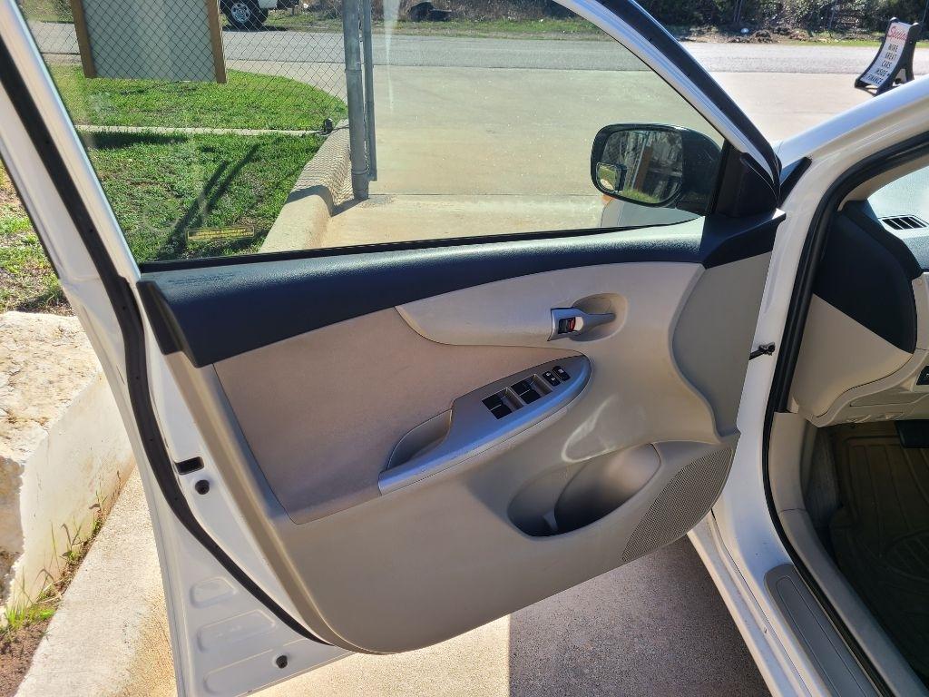 Toyota Corolla 4dr Sdn LE Auto (Natl) 2013