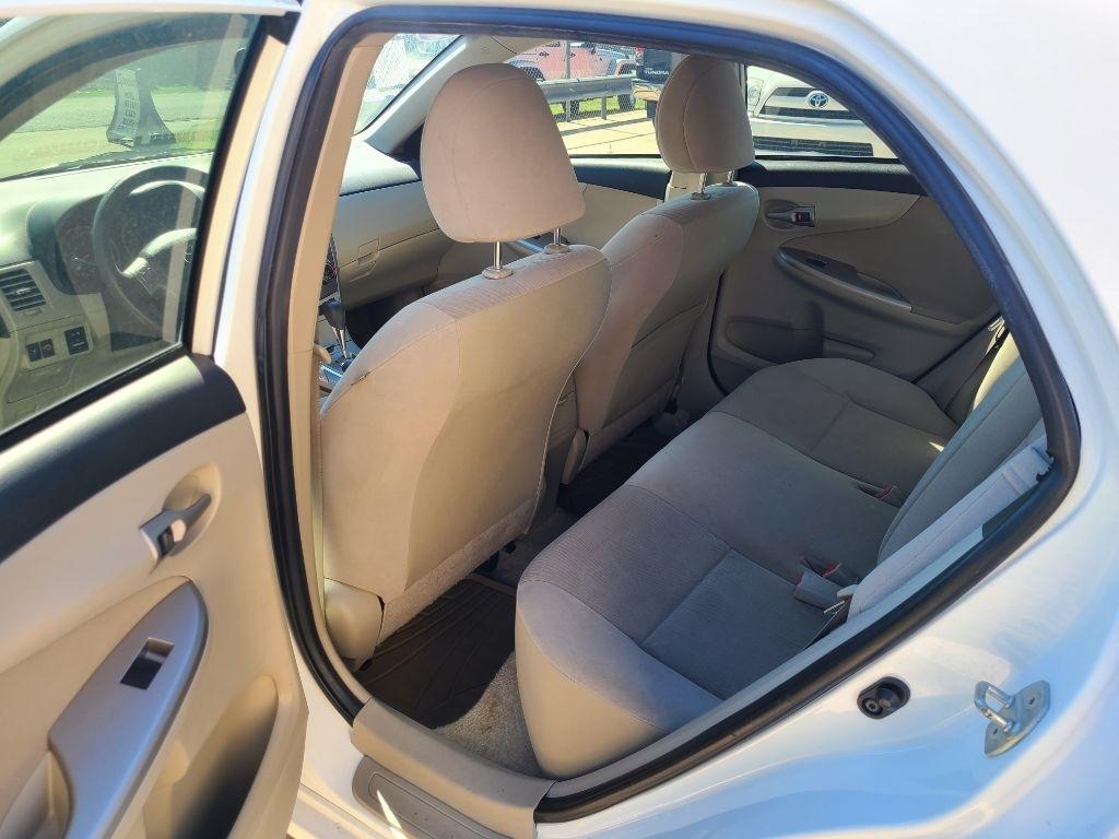 Toyota Corolla 4dr Sdn LE Auto (Natl) 2013