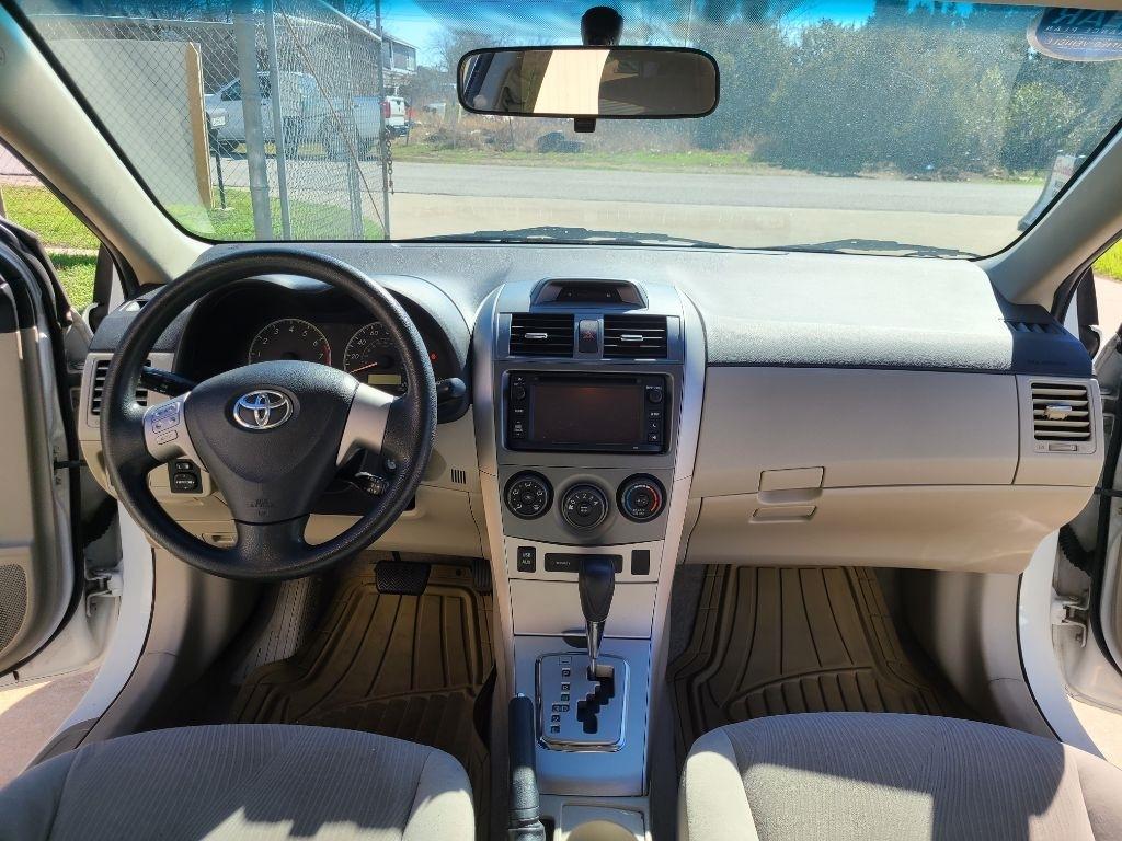 Toyota Corolla 4dr Sdn LE Auto (Natl) 2013