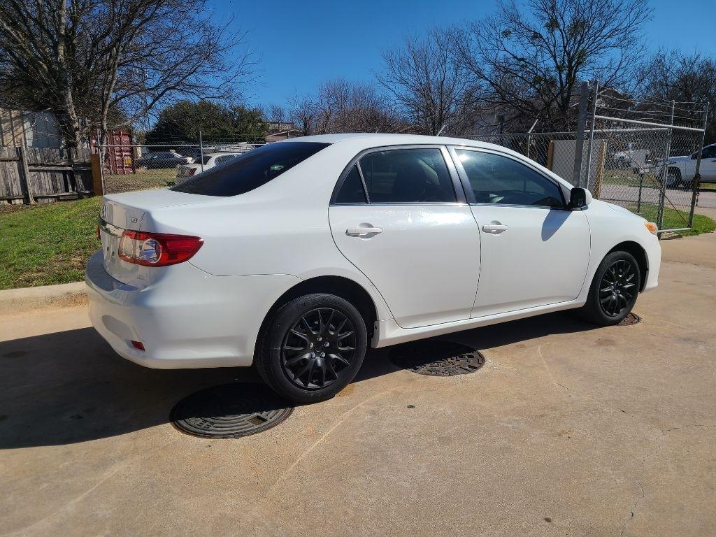 Toyota Corolla 4dr Sdn LE Auto (Natl) 2013