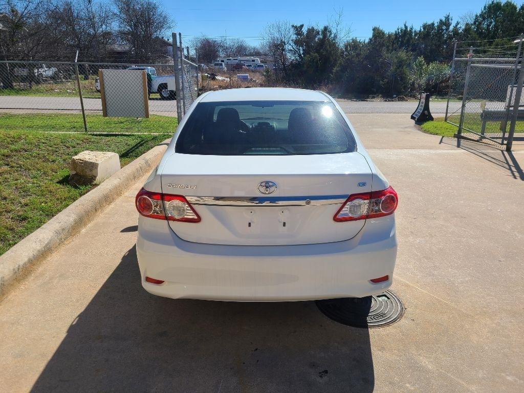 Toyota Corolla 4dr Sdn LE Auto (Natl) 2013