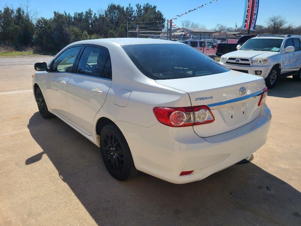 Toyota Corolla 4dr Sdn LE Auto (Natl) 2013