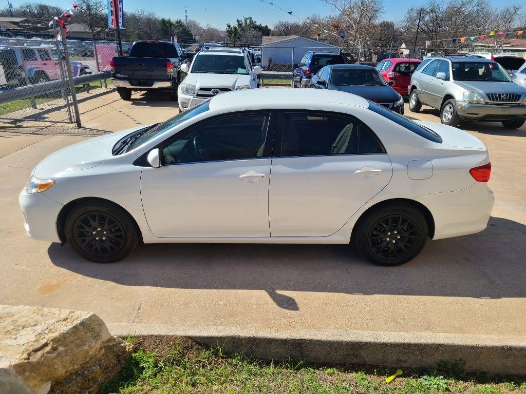 Toyota Corolla 4dr Sdn LE Auto (Natl) 2013