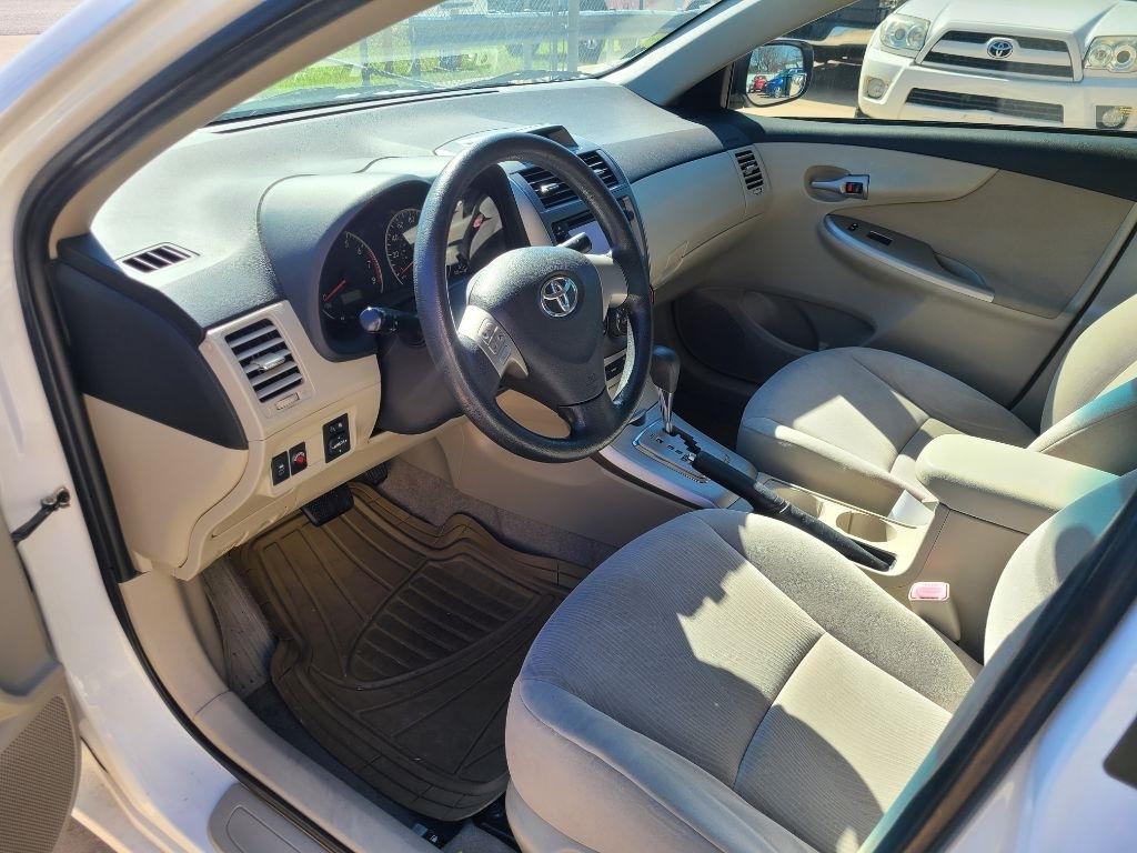 Toyota Corolla 4dr Sdn LE Auto (Natl) 2013