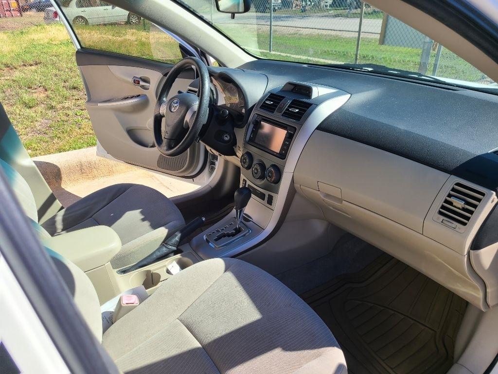 Toyota Corolla 4dr Sdn LE Auto (Natl) 2013