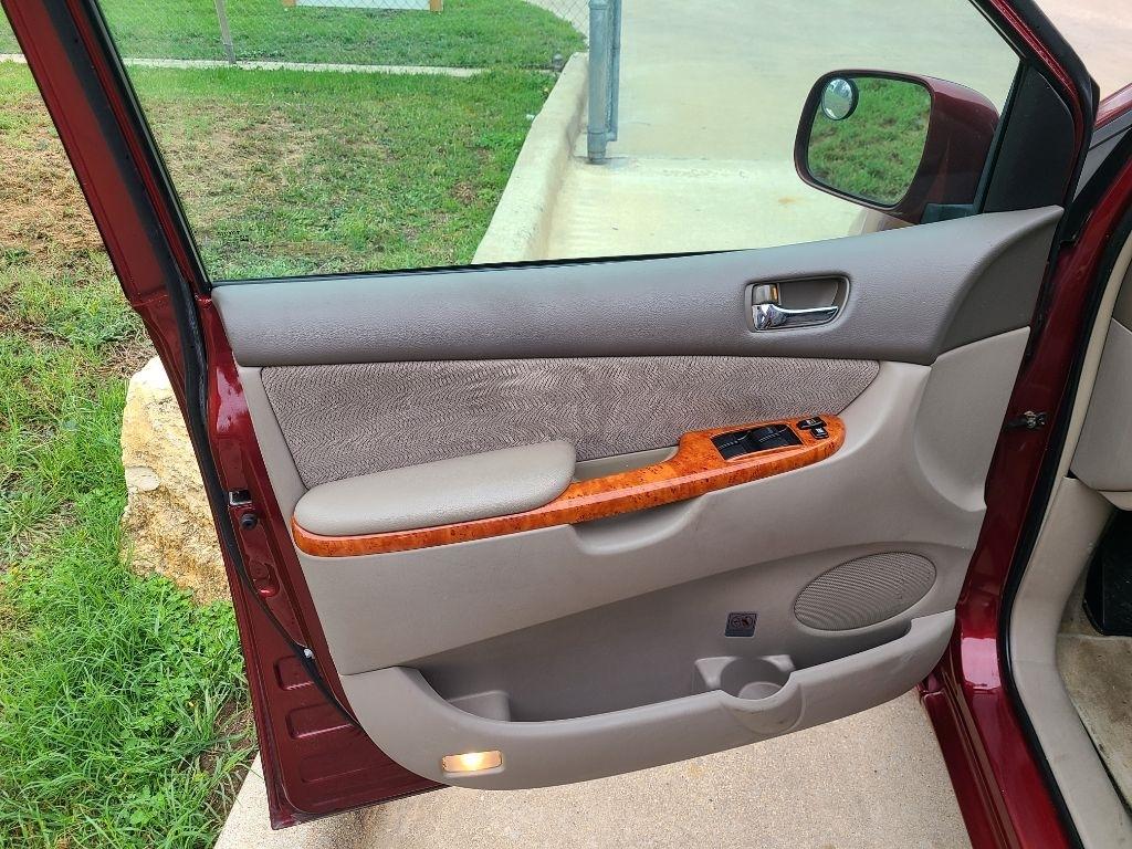 Toyota Sienna 5dr 7-Passenger Van XLE FWD (Natl) 2007